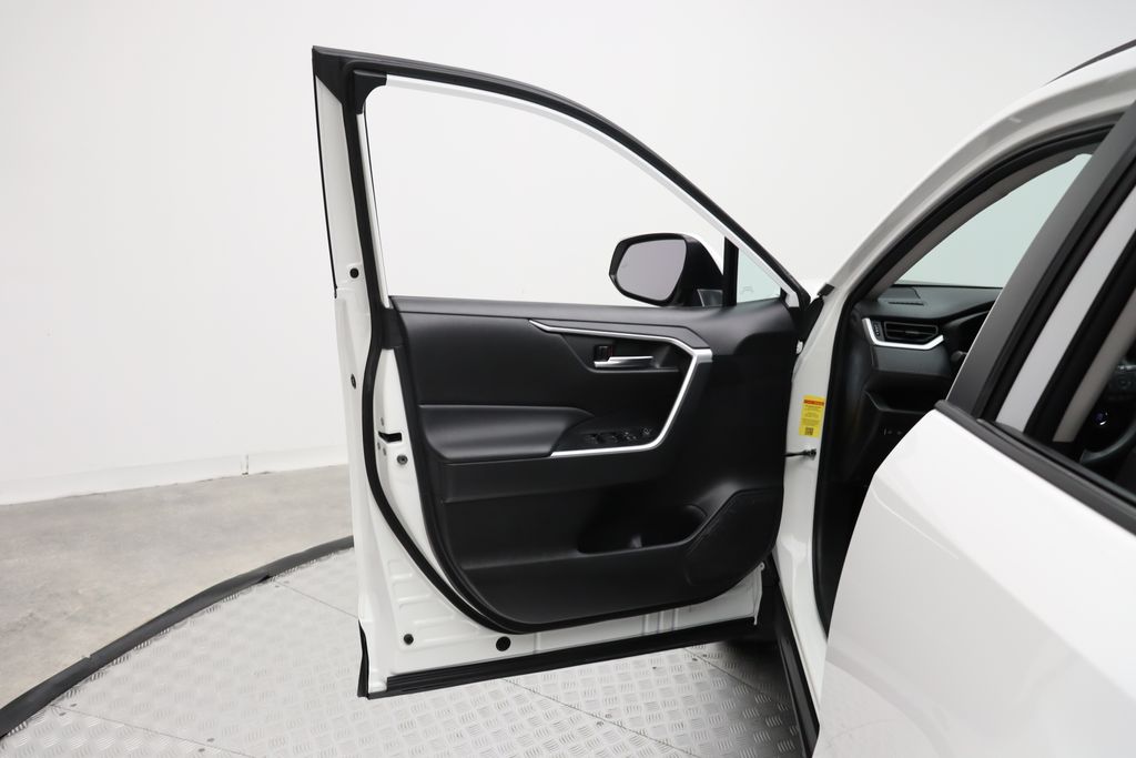 2024 Toyota RAV4 XLE 16