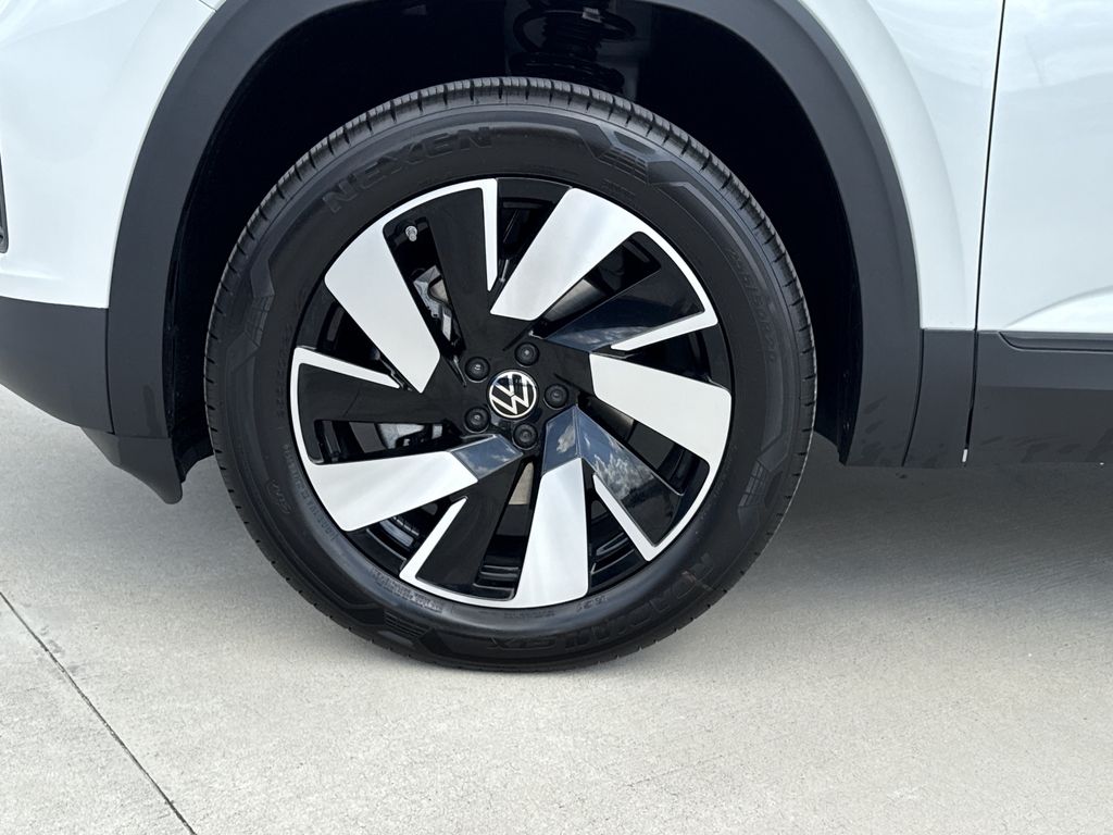 2026 Volkswagen Atlas Cross Sport 2.0T SE w/Technology - 8