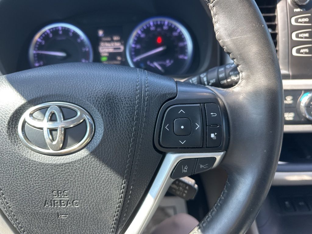 2019 Celestial Silver Metallic Toyota Highlander XLE FWD SUV