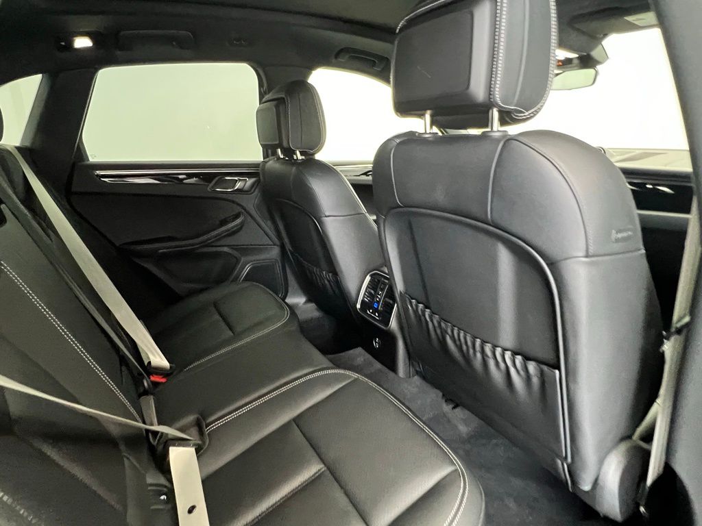 2025 Porsche Macan  16