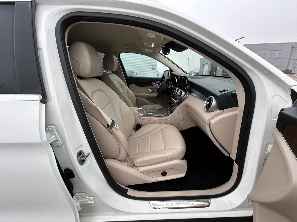 Used 2022  Mercedes-Benz GLC 300 image 35