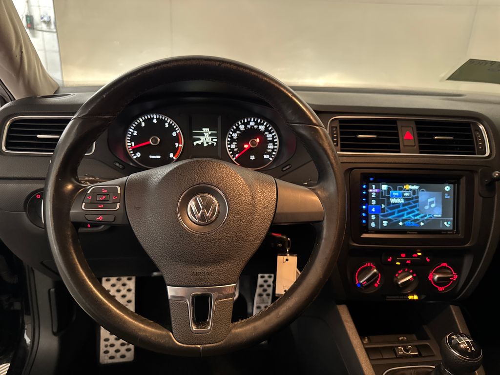 Used 2012  Volkswagen 2.5L SE image 7