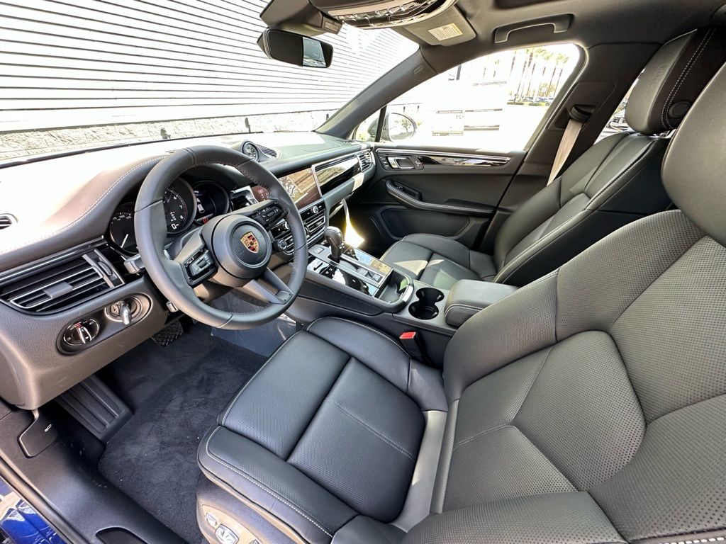 Thumbnail: 2026 Porsche Macan - 4
