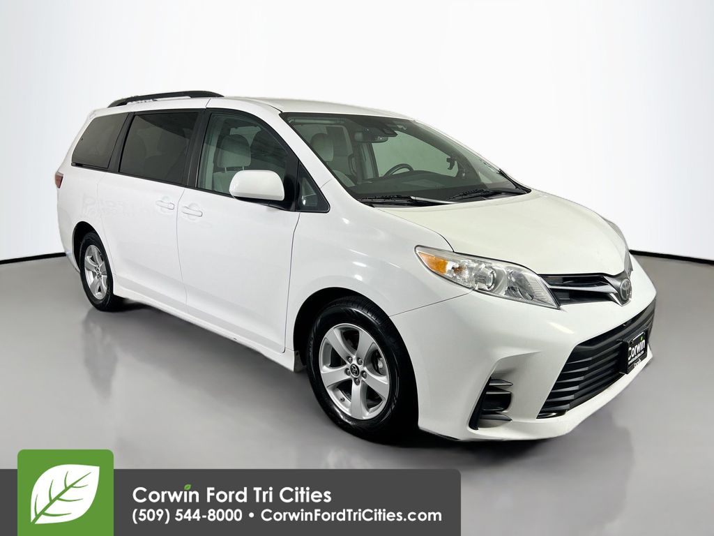 2018 Toyota Sienna LE 7-Passenger FWD with Auto-Access Seat
