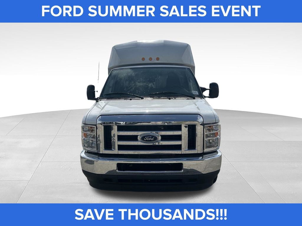 Oxford White 2025 Ford E-Series Chassis Pickup Truck Rear-Wheel Drive 6-Speed Automatic Overdrive