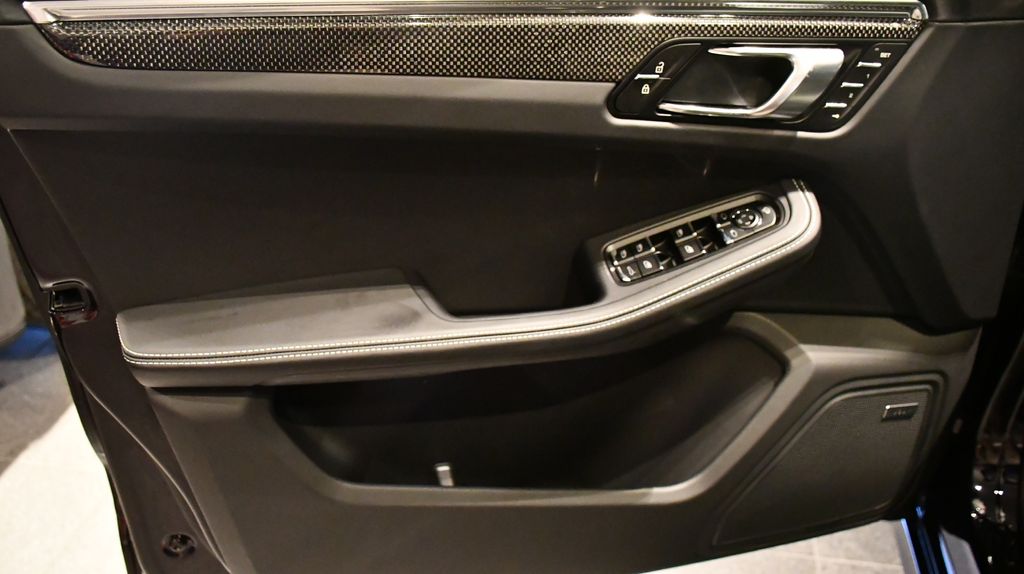 Thumbnail: 2026 Porsche Macan - 18