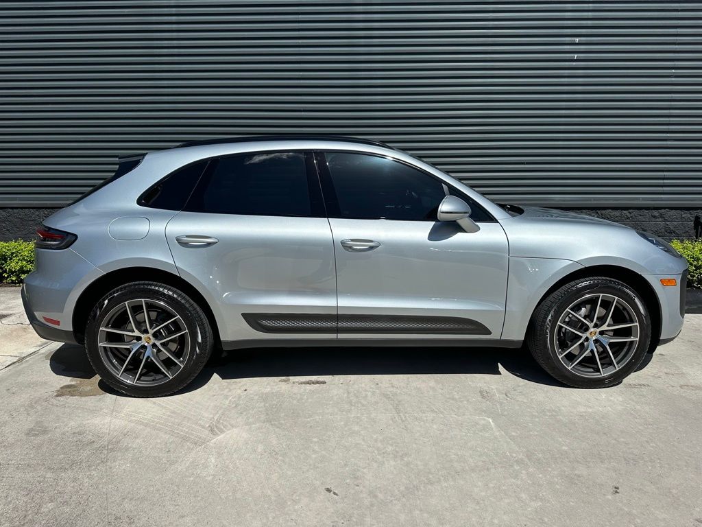 Thumbnail: 2022 Porsche Macan - 10