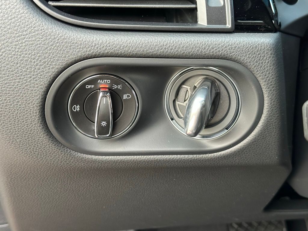 Thumbnail: 2026 Porsche Macan - 32