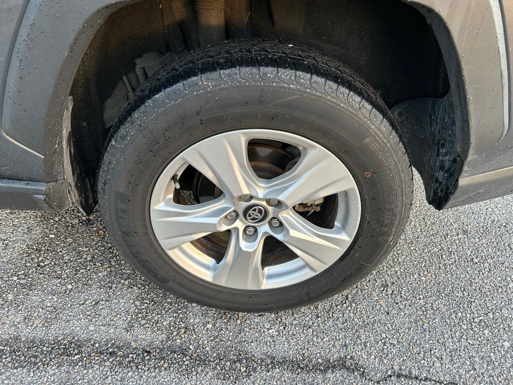 Thumbnail: 2021 Toyota RAV4 - 9
