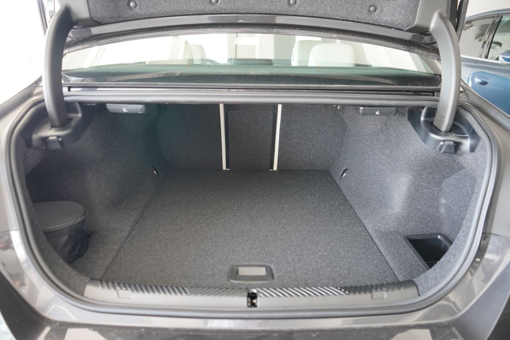 Thumbnail: 2026 BMW i5 - 21