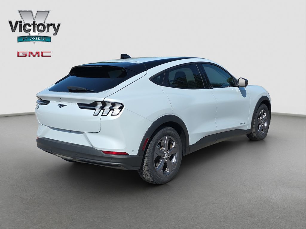Used 2023 White Ford Select image 18