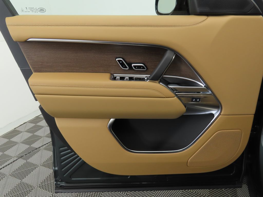 2025 Land Rover Range Rover SE 24