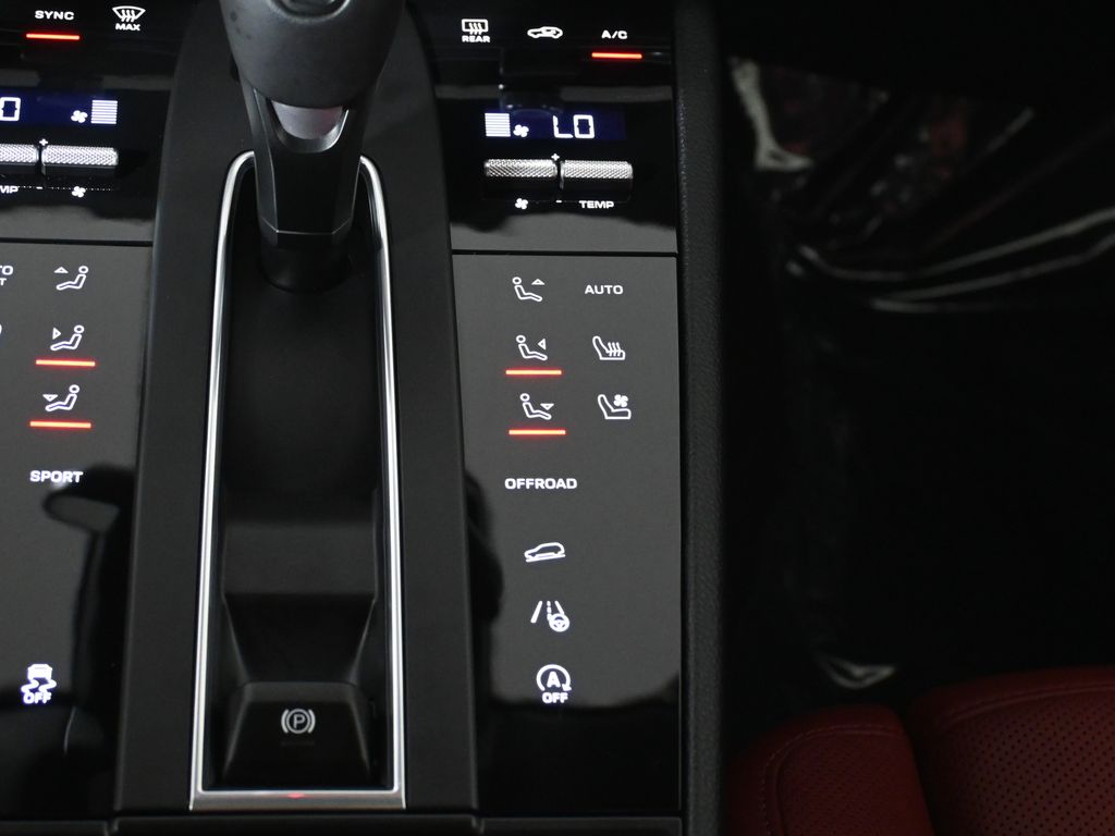 Thumbnail: 2026 Porsche Macan - 26