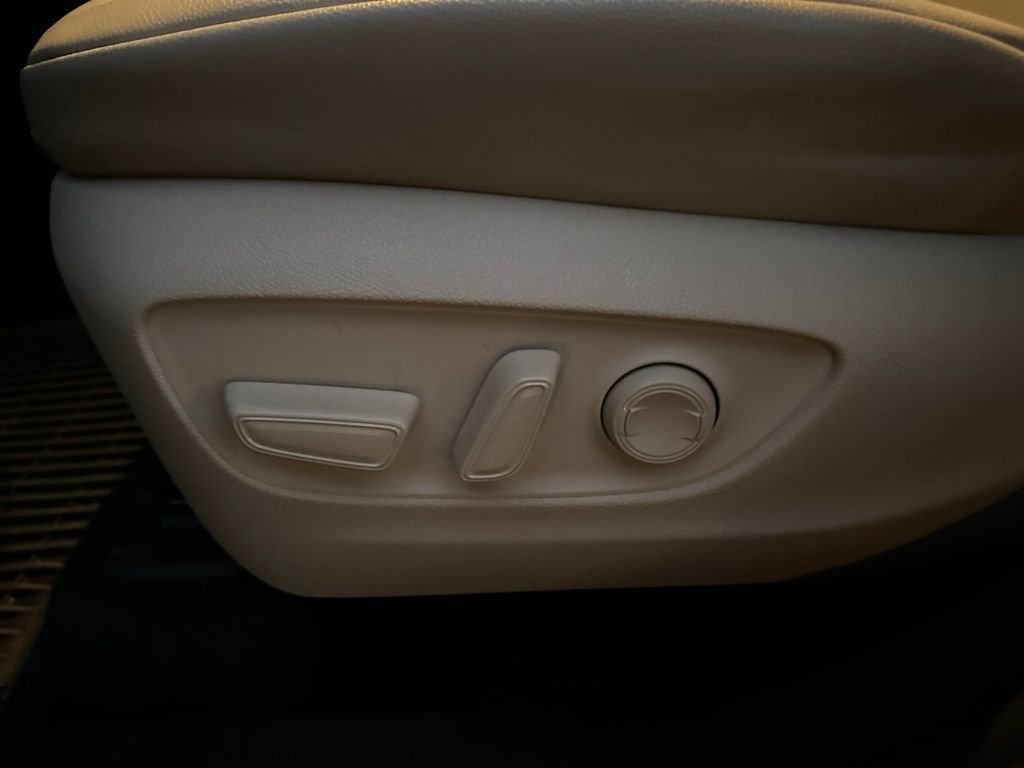 Thumbnail: 2023 Toyota Highlander - 17