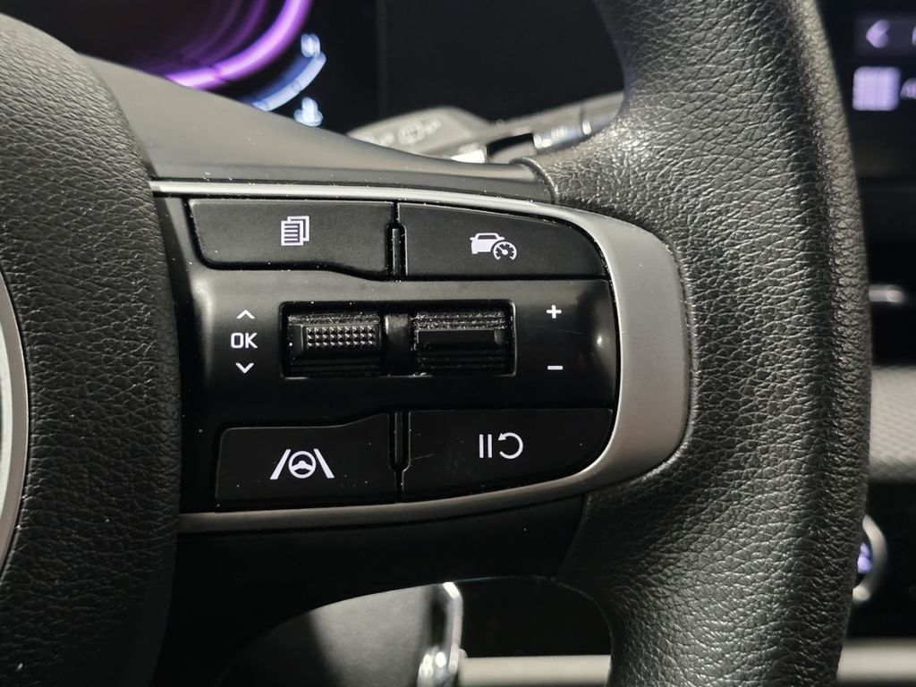 Used 2024 White Kia LX image 27