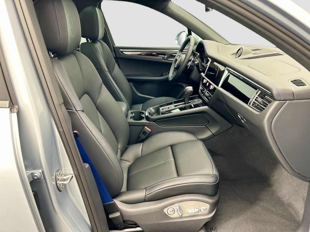 Thumbnail: 2026 Porsche Macan - 22