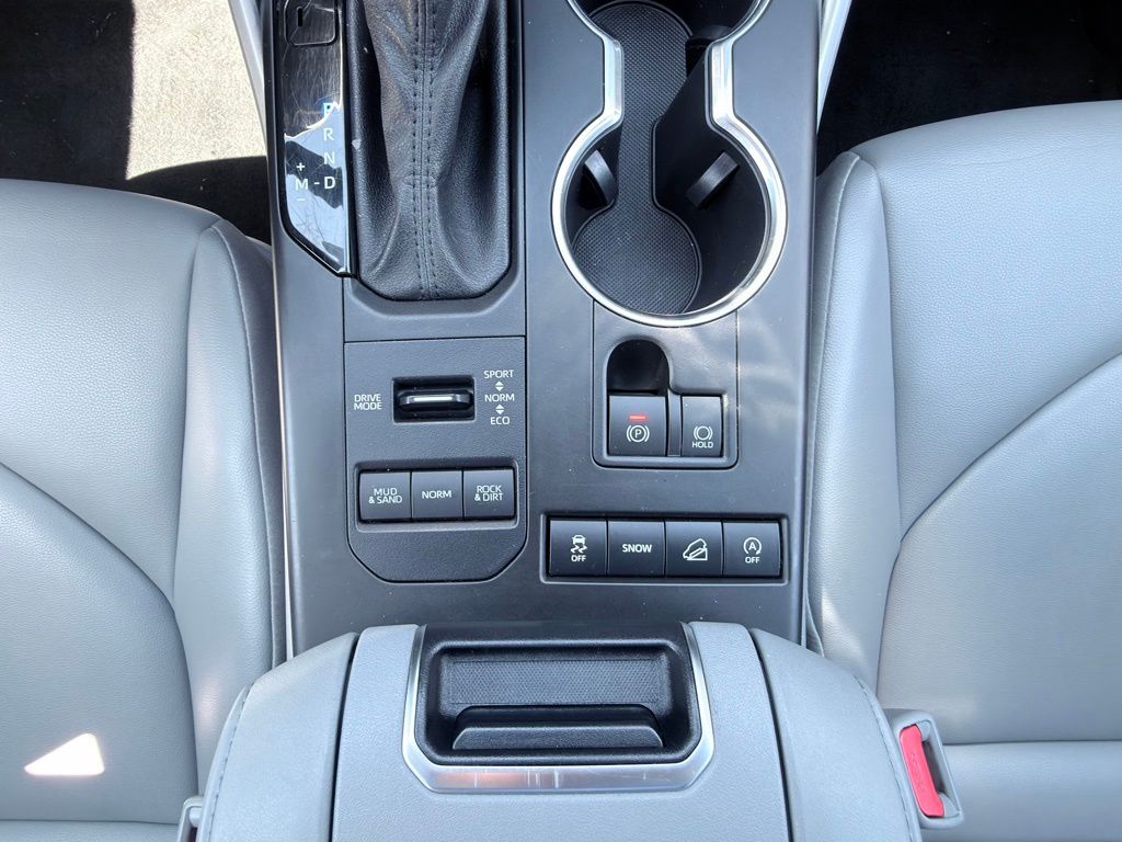 2022 Toyota Highlander XLE - Photo 3