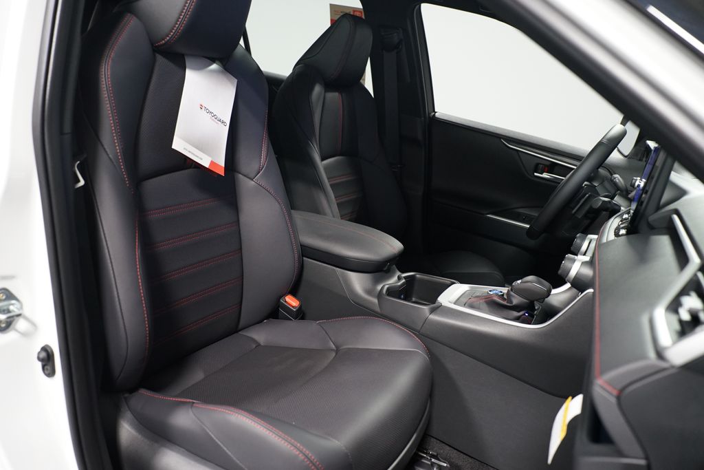 Thumbnail: 2025 Toyota RAV4 - 31
