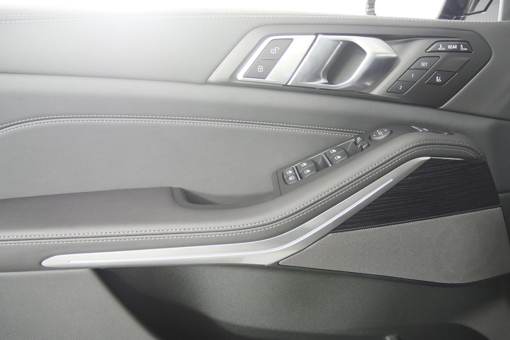 Thumbnail: 2026 BMW X7 - 9