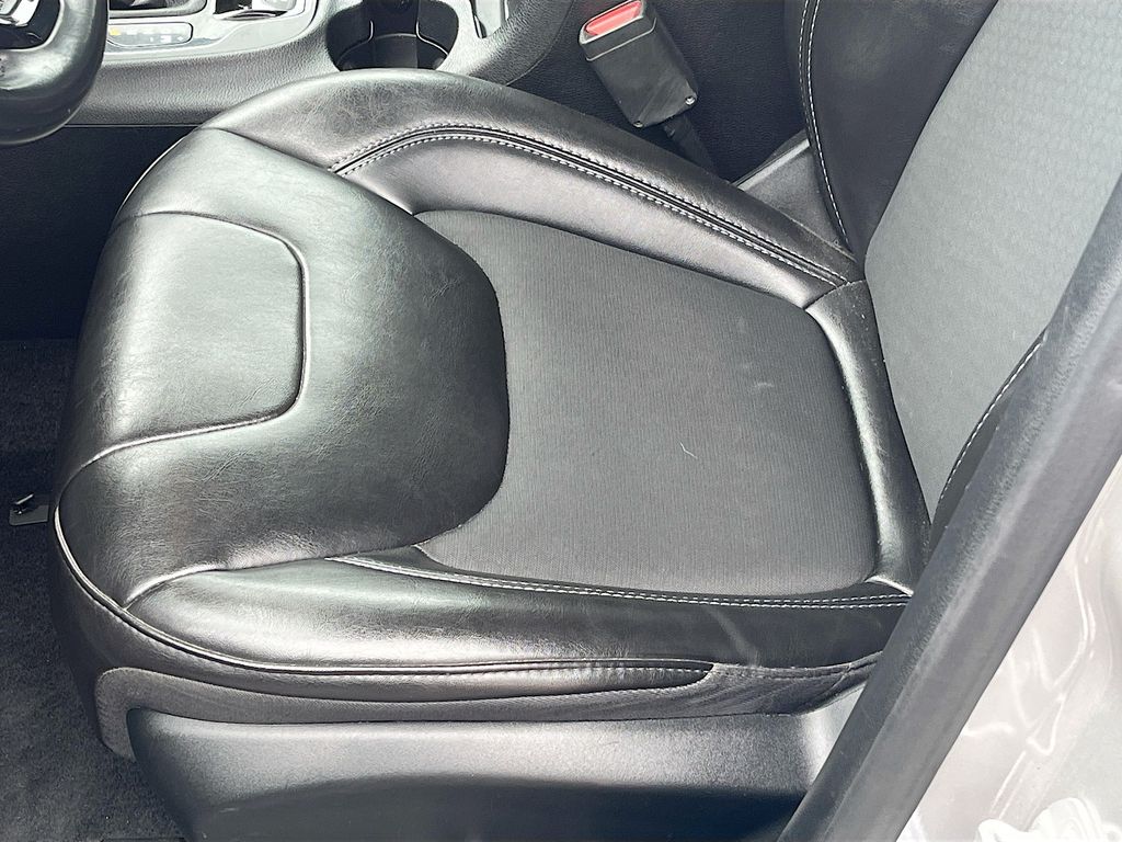 Used 2019 Silver Jeep Latitude Plus image 19
