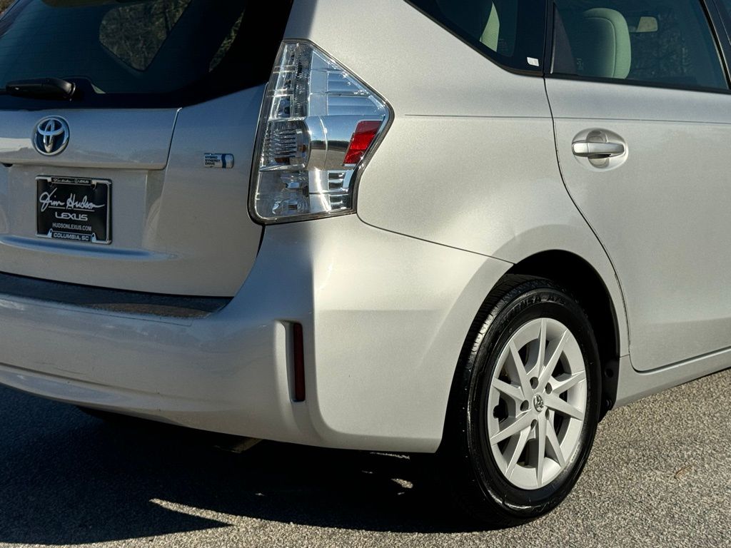 2013 Toyota Prius v Three 14