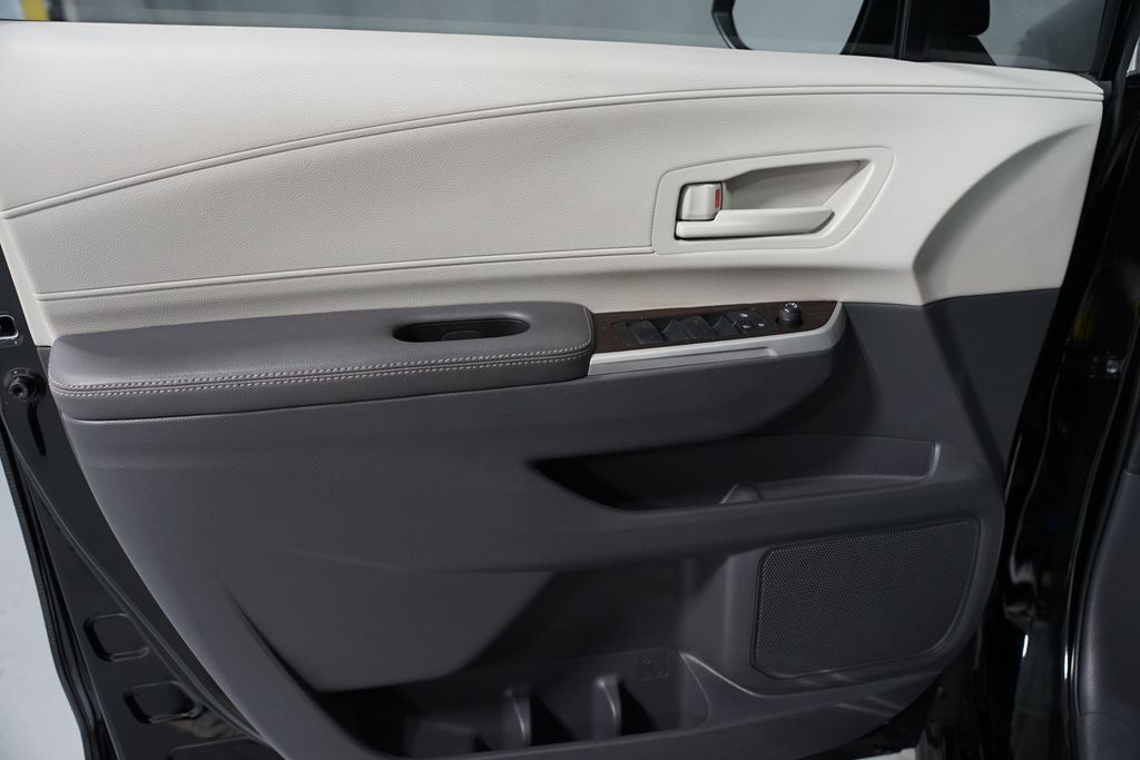 Thumbnail: 2022 Toyota Sienna - 32