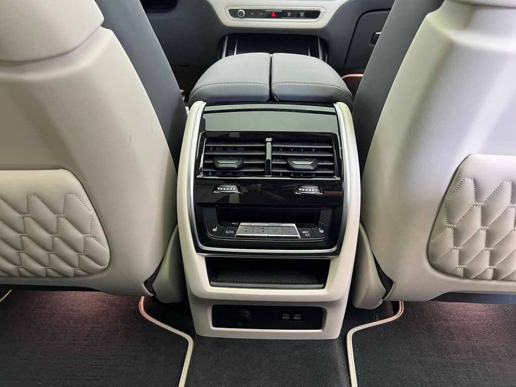 Thumbnail: 2025 BMW X7 - 10