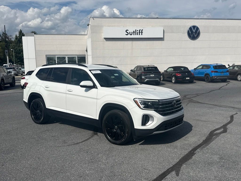 2024 Volkswagen Atlas 2.0T SE w/Technology White at South Hills CDJR