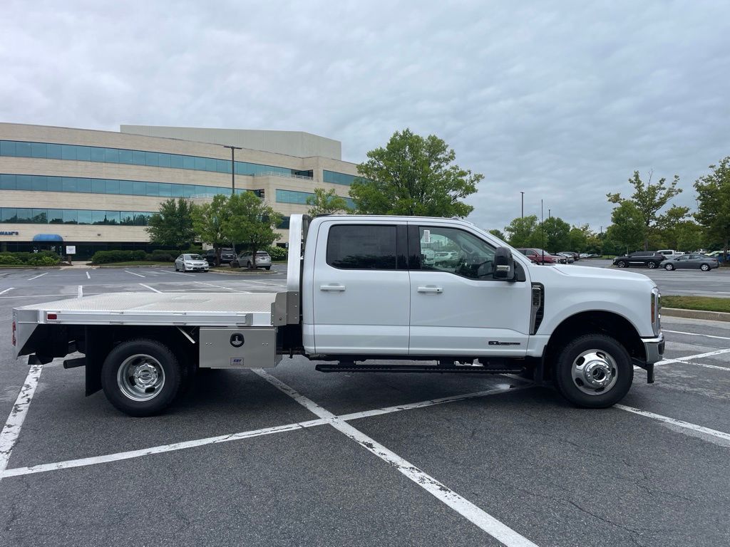 2026 Ford F-350 Chassis LARIAT