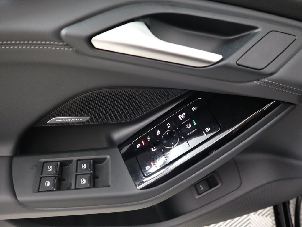 Thumbnail: 2025 Audi e-tron - 25