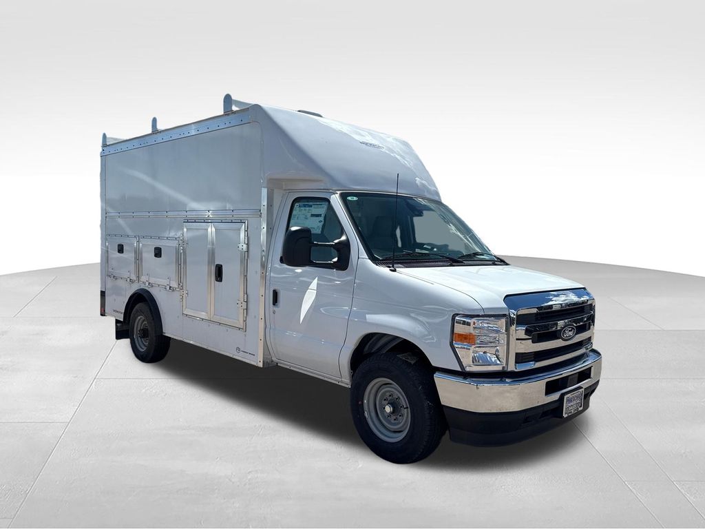 Oxford White 2026 Ford E-Series Chassis Pickup Truck Rear-Wheel Drive 6-Speed Automatic Overdrive