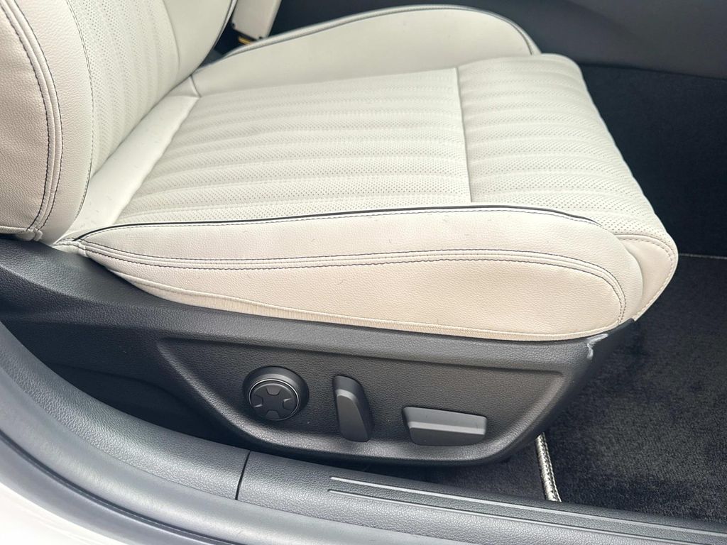 New 2026 White Genesis 3.3T Sport Prestige image 12