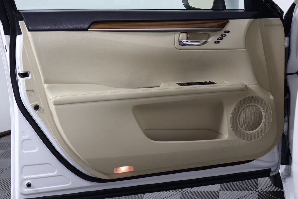 Thumbnail: 2014 Lexus ES - 12