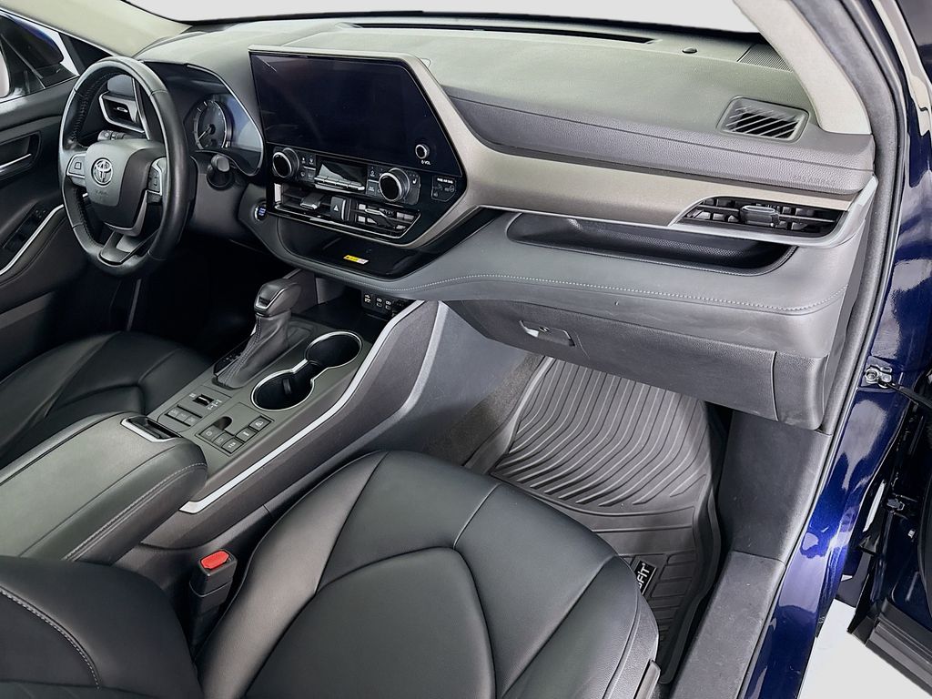Thumbnail: 2023 Toyota Highlander - 17
