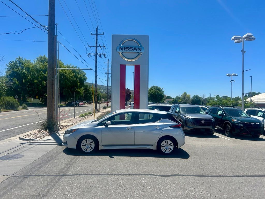 Brilliant Silver Metallic 2024 Nissan LEAF Hatchback Front-Wheel Drive Automatic