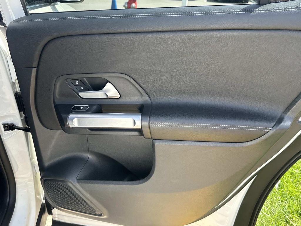 Thumbnail: 2022 Mercedes-Benz GLB - 21