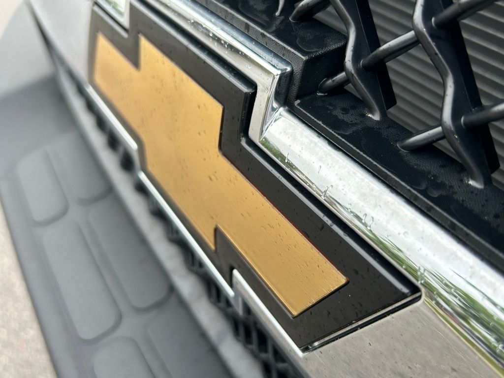 New 2025 Summit White Chevrolet Work Van image 18