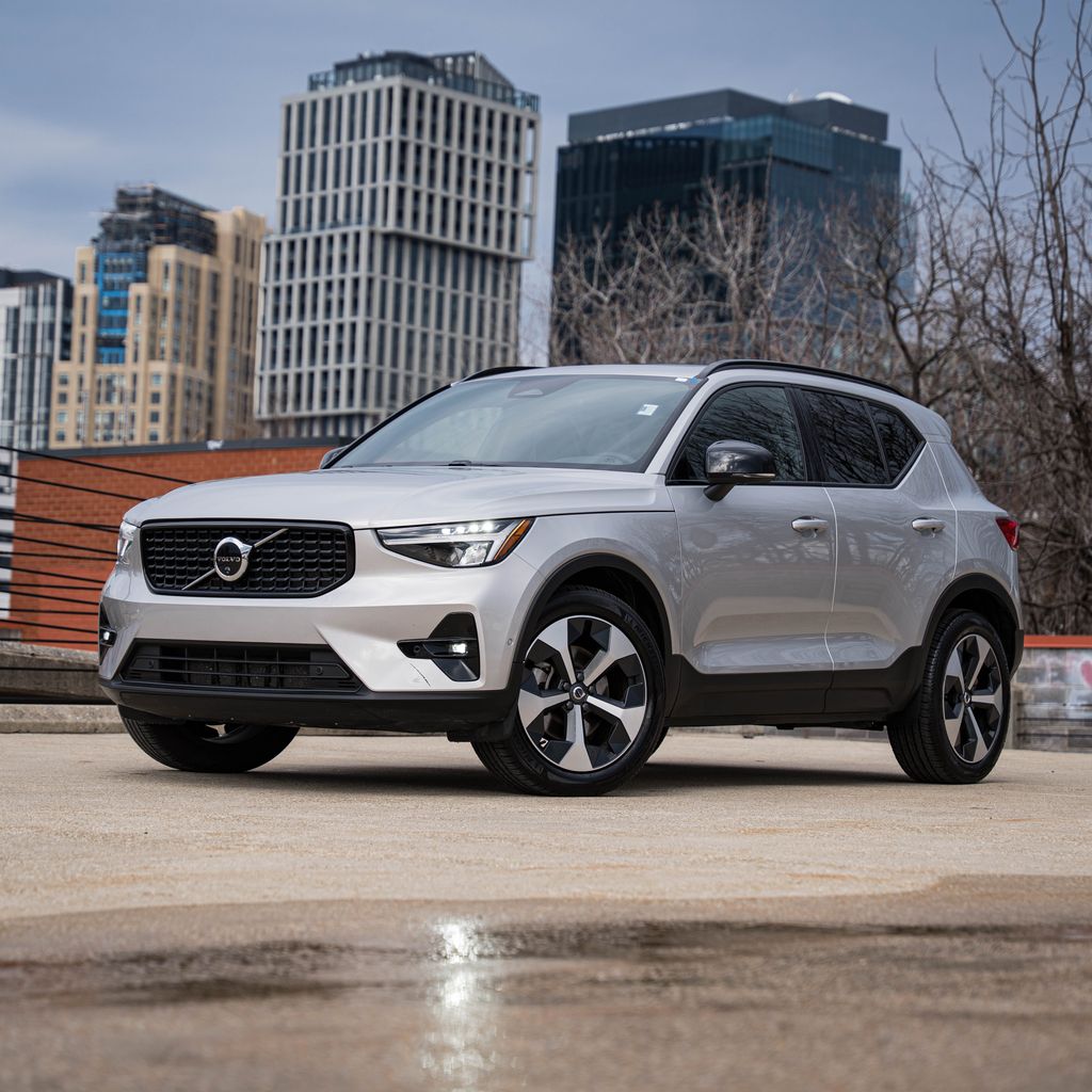 2025 Volvo XC40 B5 Plus Dark Theme AWD