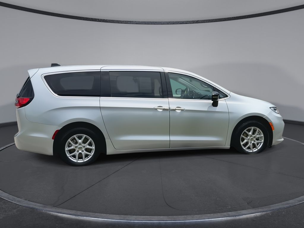 Thumbnail: 2024 Chrysler Pacifica - 9