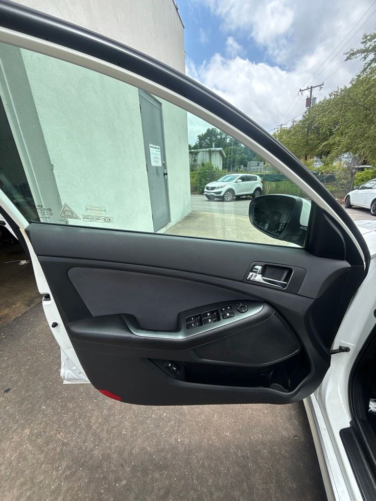 Used 2013 White Kia LX image 11