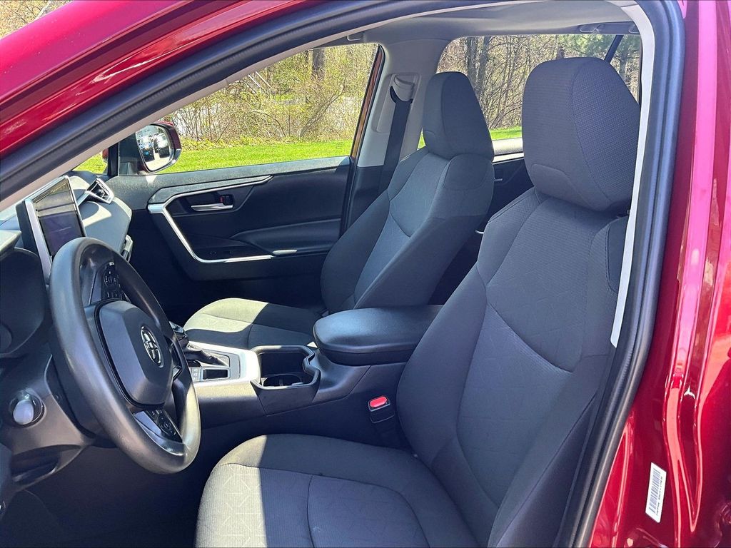 2024 Toyota RAV4 — photo 10