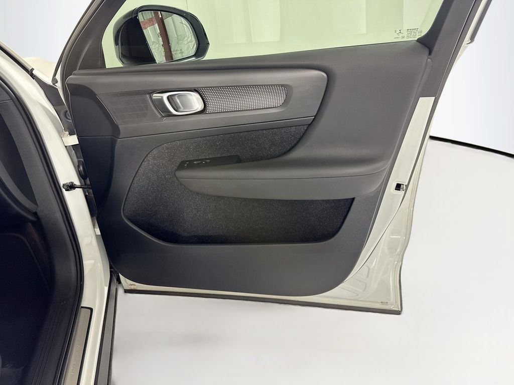 Thumbnail: 2019 Volvo XC40 - 25