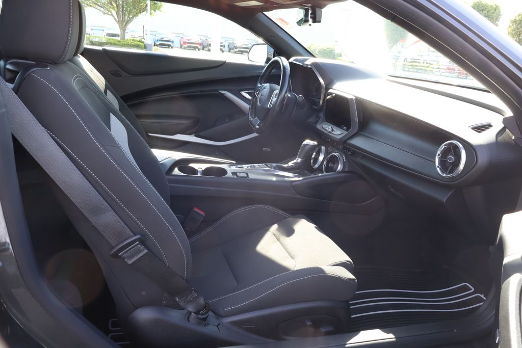 2017 Chevrolet Camaro  32