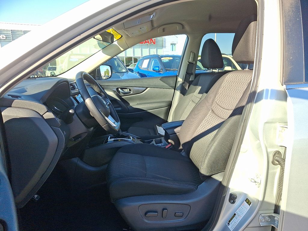 Thumbnail: 2018 Nissan Rogue - 14