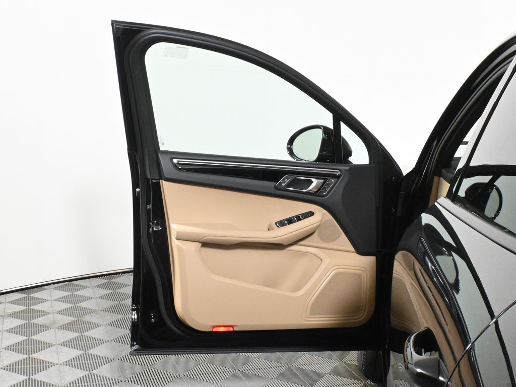 Thumbnail: 2026 Porsche Macan - 32