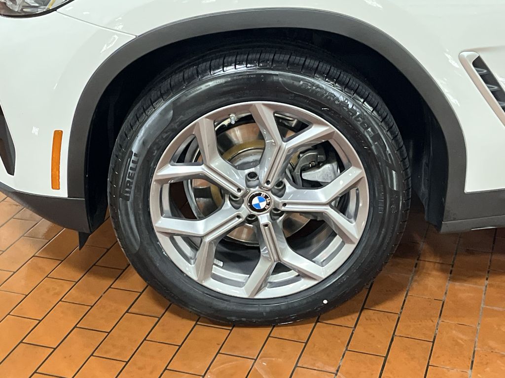 Thumbnail: 2023 BMW X4 - 10