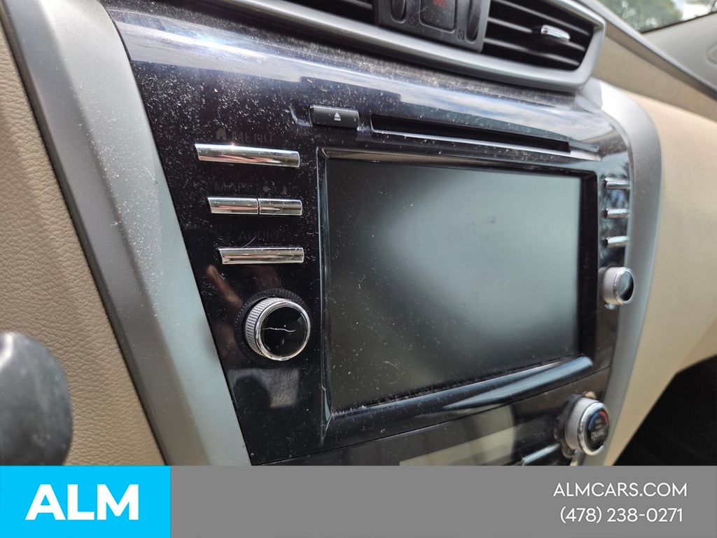 Used 2021 White Nissan SL image 24