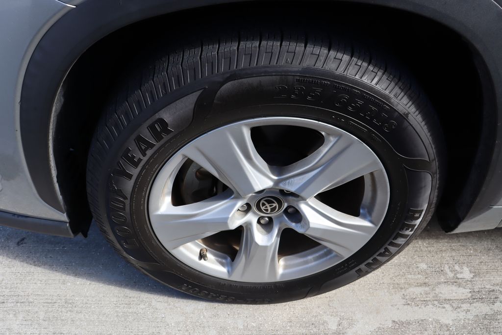 Thumbnail: 2021 Toyota Highlander - 4