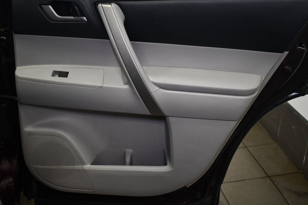 Thumbnail: 2012 Toyota Highlander - 30