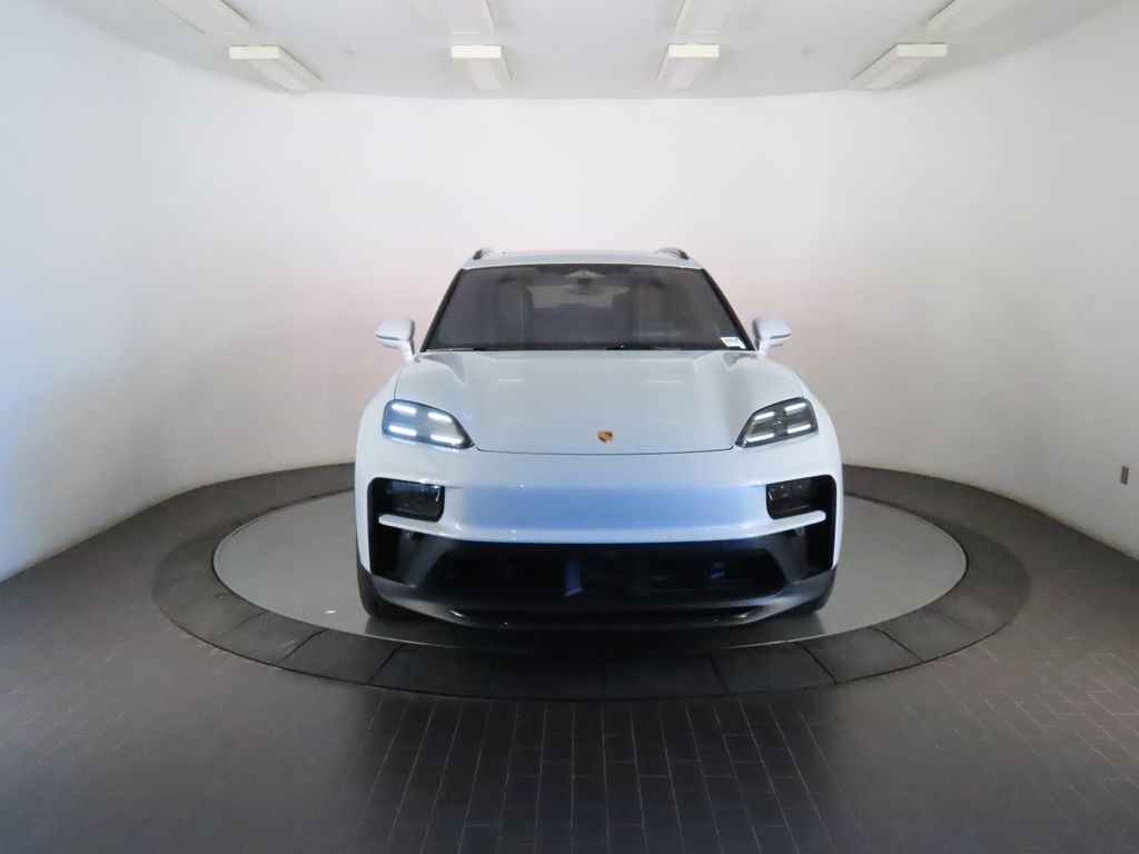 Thumbnail: 2026 Porsche Macan - 10